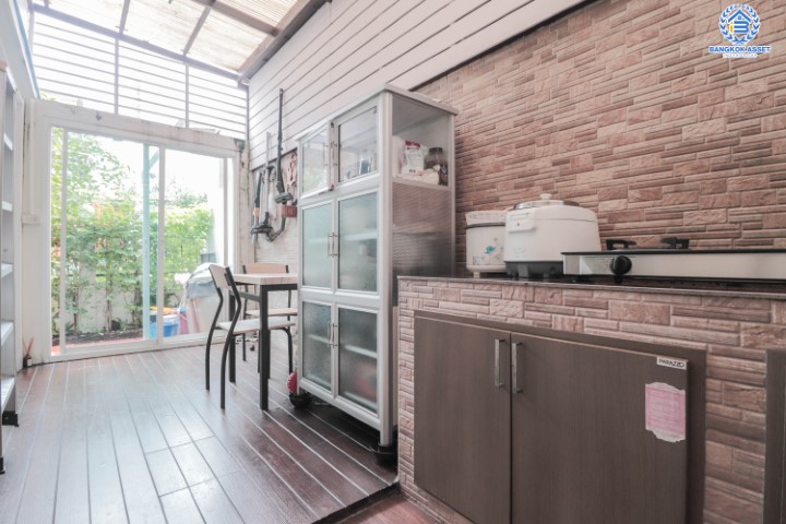 ทาวน์เฮ้าส์มือสองย่านนนทบุรี ม.ซิตี้เซนส์ รัตนาธิเบศร์-เลี่ยงเมืองนนท์ หลังมุม! บนเนื้อที่ 27.10 ตร.ว. มาพร้อมฟังก์ชัน 3 ห้องนอน 2 ห้องน้ำ 2 ที่จอดรถ บ้านหันทิศใต้รับลม รับเงินไหลมาเทมา ใกล้เซ็นทรัลรัตนาธิเบศร์ และรถไฟฟ้าสายสีม่วง "สถานีแยกนนทบุรี 1"...